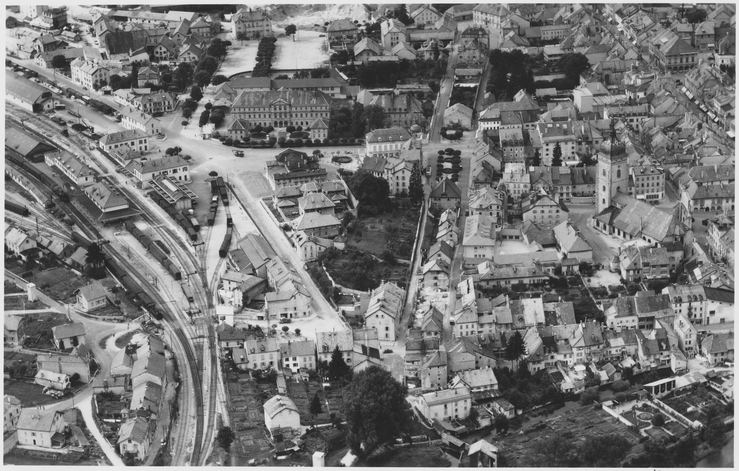 Vue de la ville entre la gare et l’église Saint-Bénigne