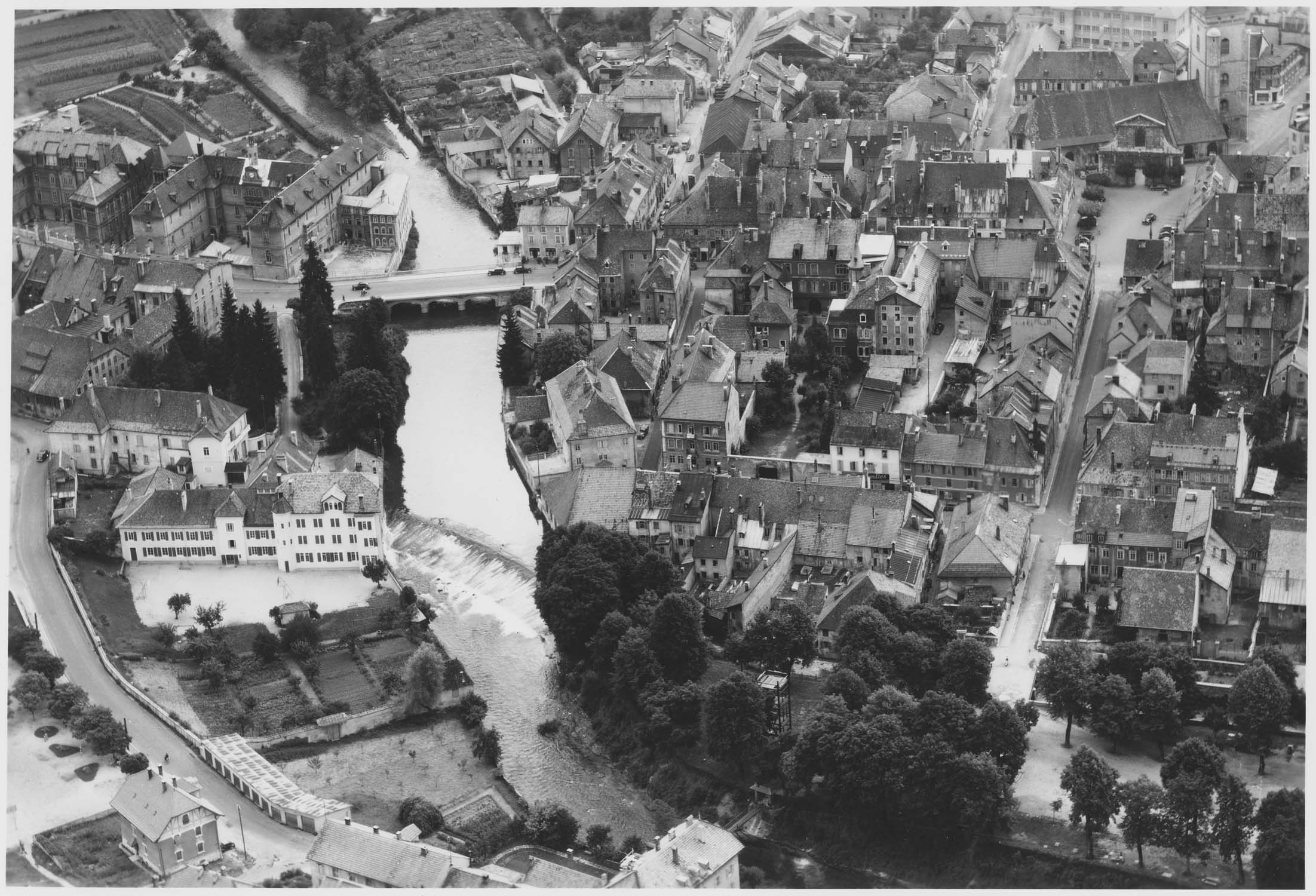 Vue du Doubs et de la ville entre l’hôpital, le square du grand-cours et l’église Saint-Bénigne