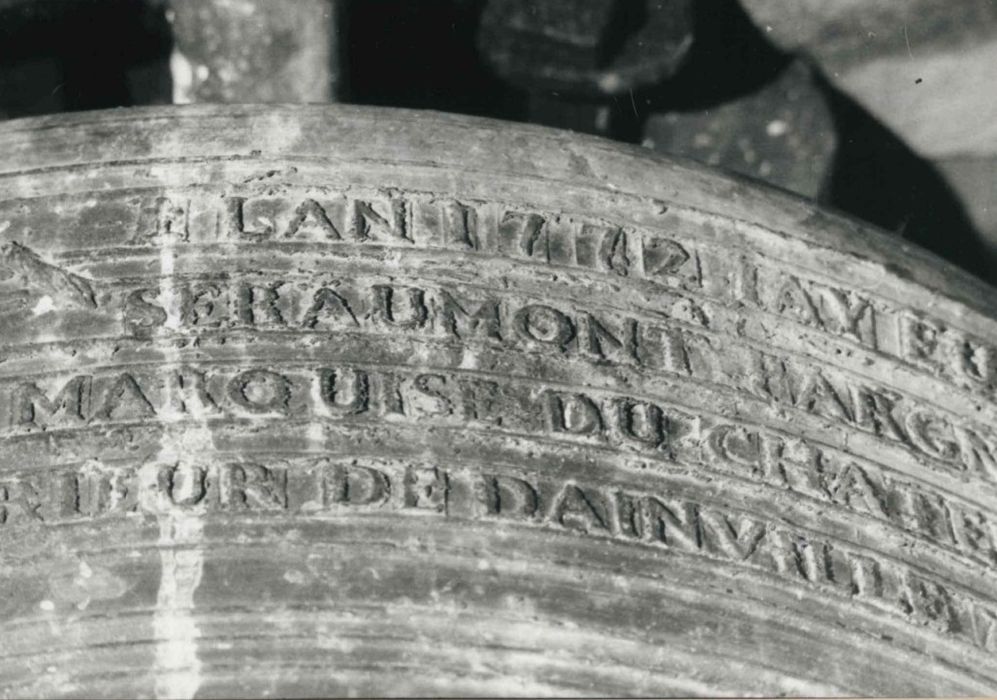 cloche, détail de l’inscription