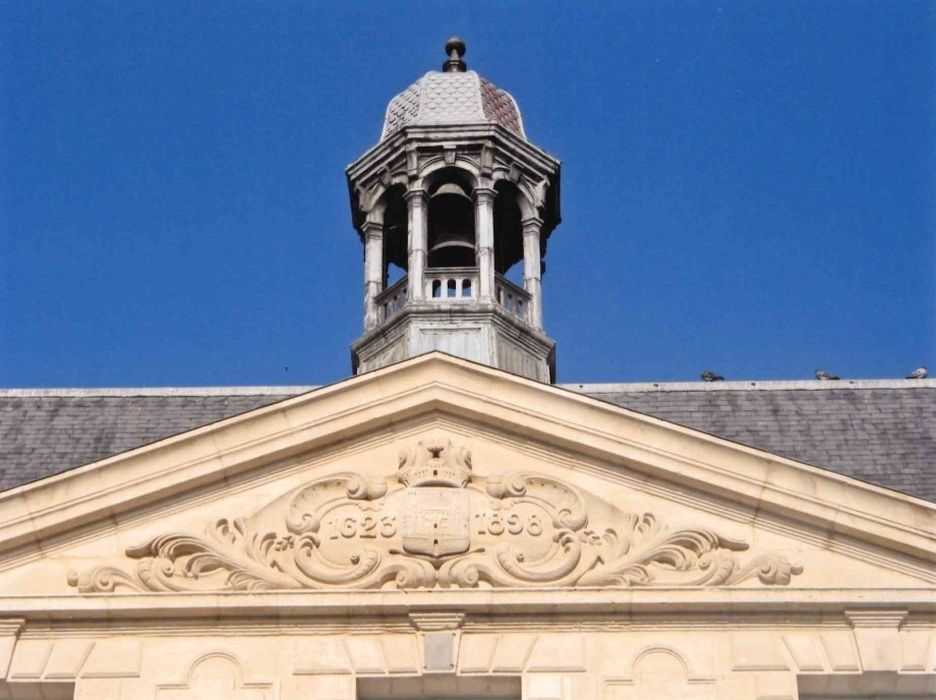 cloche des heures, vue partielle de la cloche - © Ministère de la Culture (France), Médiathèque du patrimoine et de la photographie, Tous droits réservés 