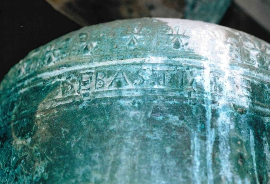 cloche, détail de l’inscription - © Ministère de la Culture (France), Médiathèque du patrimoine et de la photographie, Tous droits réservés 