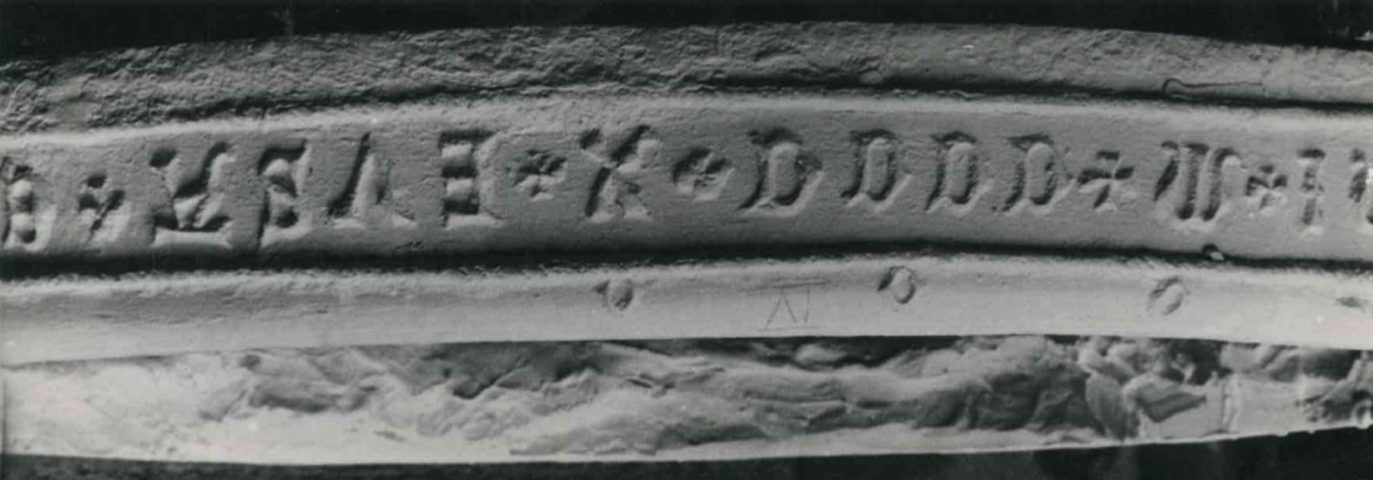 cloche, détail de l’inscription - © Ministère de la Culture (France), Médiathèque du patrimoine et de la photographie, Tous droits réservés 