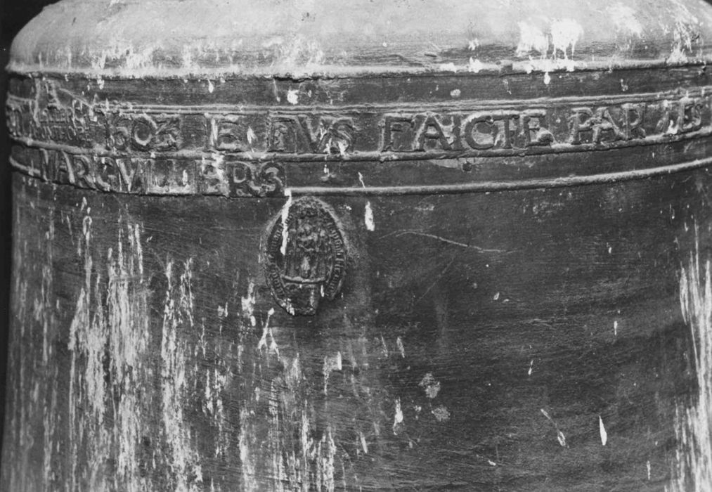 cloche, détail de l’inscription