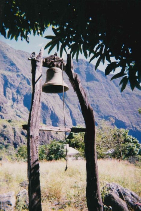 cloche avec son mouton et ses ferrures