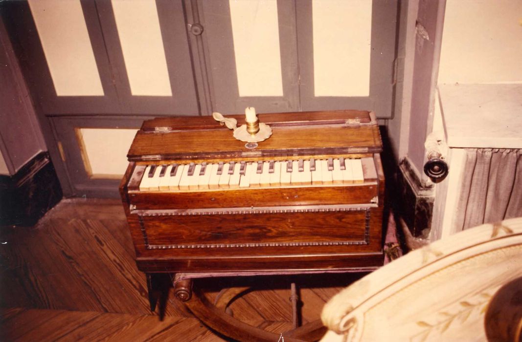 harmonium avec son soufflet manuel incorporé - © Ministère de la Culture (France), Médiathèque du patrimoine et de la photographie, Tous droits réservés