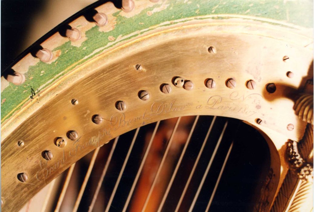 harpe à pédales style Empire, détail de l’inscription - © Ministère de la Culture (France), Médiathèque du patrimoine et de la photographie, Tous droits réservés 