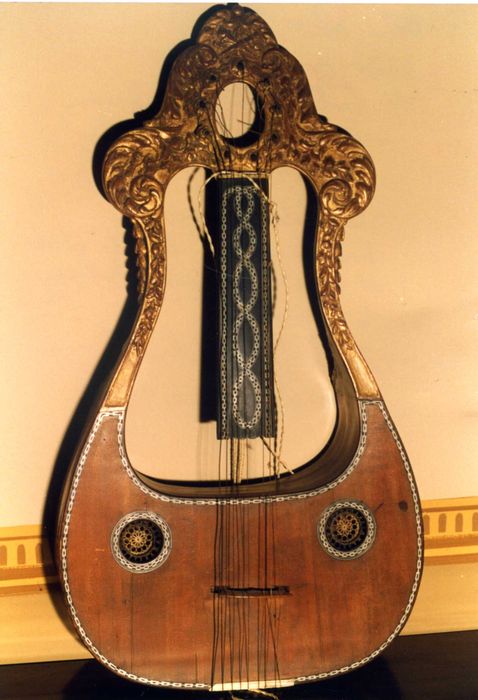 guitare-lyre - © Ministère de la Culture (France), Médiathèque du patrimoine et de la photographie, Tous droits réservés