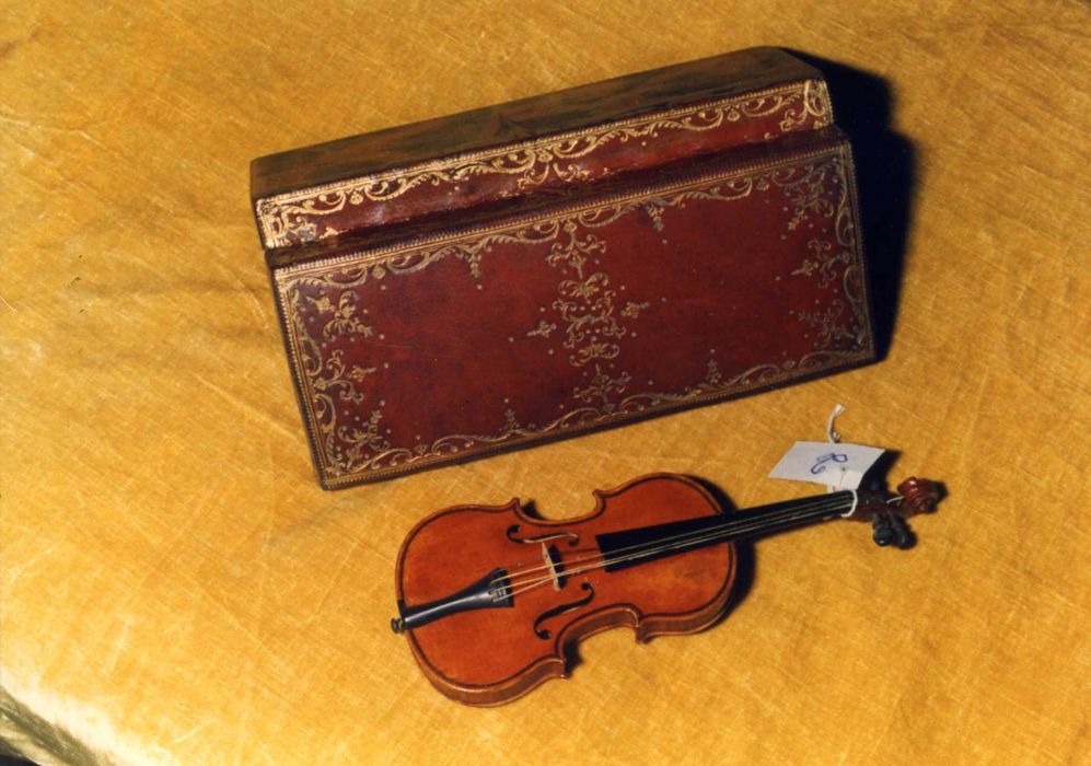 pochette en forme de petit violon de maître à danser, avec son étui - © Ministère de la Culture (France), Médiathèque du patrimoine et de la photographie, Tous droits réservés