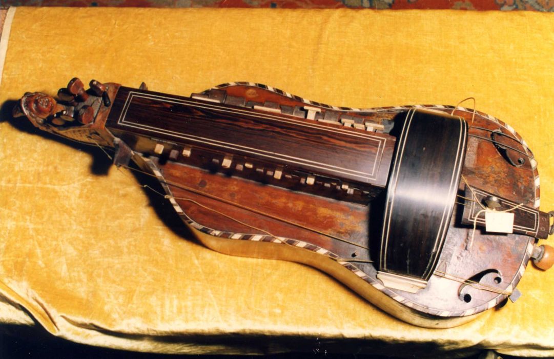 vielle à roue en forme de guitare, à fond plat - © Ministère de la Culture (France), Médiathèque du patrimoine et de la photographie, Tous droits réservés