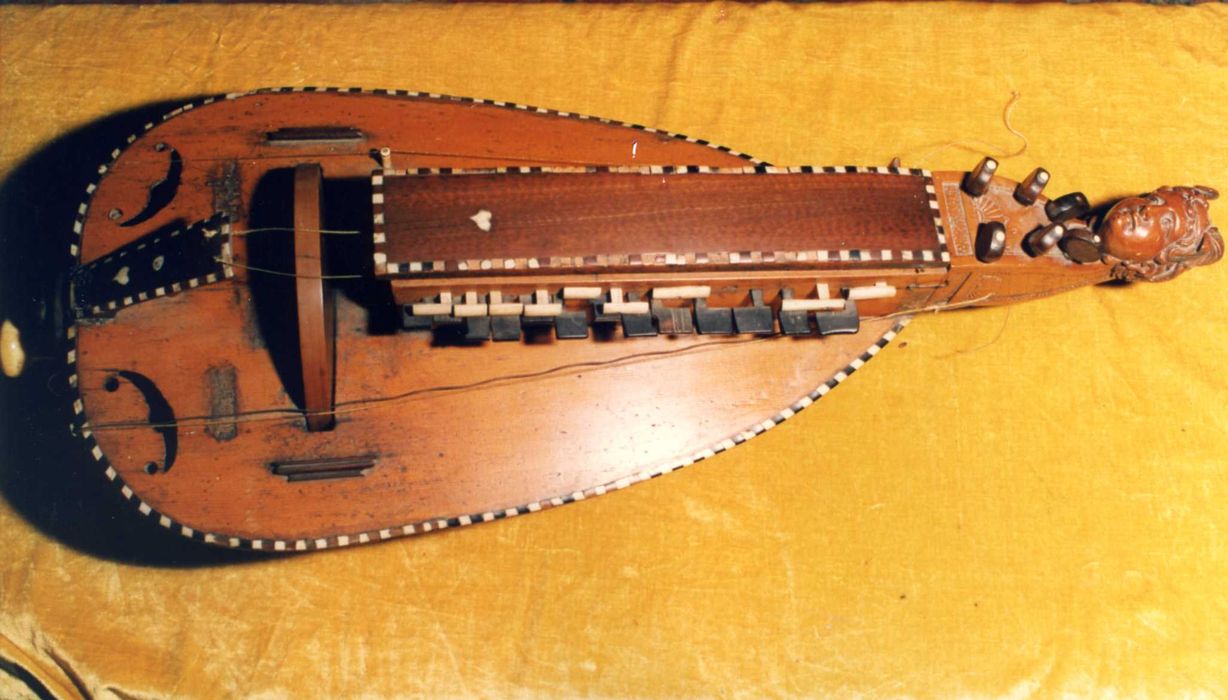 vielle à roue en forme de luth - © Ministère de la Culture (France), Médiathèque du patrimoine et de la photographie, Tous droits réservés