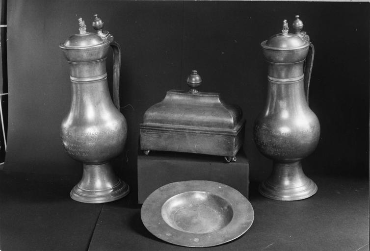 objets du culte protestant : boîte en étain, 18e siècle, paire de pichets à vin en étain, 18e siècle, assiette creuse en étain, 17e siècle