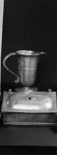 aiguière de baptême en étain, 18e siècle et boîte pour le pain de la communion en étain, 1706