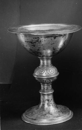 objet du culte protestant : coupe et plat de communion en argent en partie doré, par Pierre Baguesson, orfèvre à Montbéliard