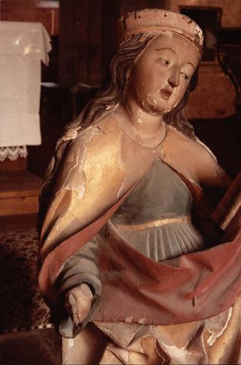 statue : Sainte au livre, détail du buste, avant restauration