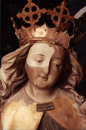 statue : Vierge à l'Enfant, détail du visage, en cours de restauration