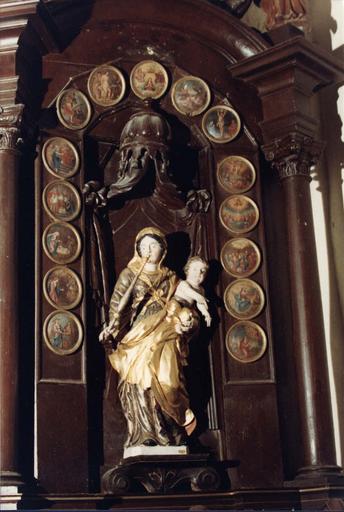retable latéral droit avec la statue de la Vierge à l'Enfant sous un dais, un instrument de musique dans la main droite de la Vierge, décor de médaillons peints : vie de la Vierge