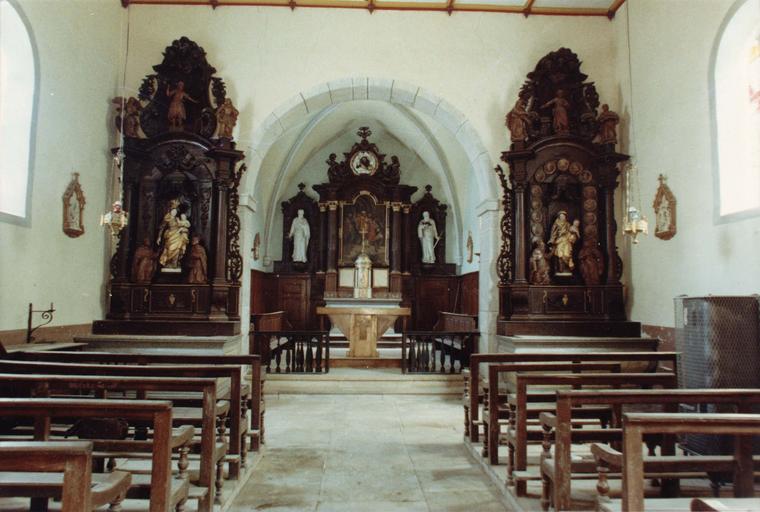 maître-autel et deux autels secondaires, et leurs retables après restauration