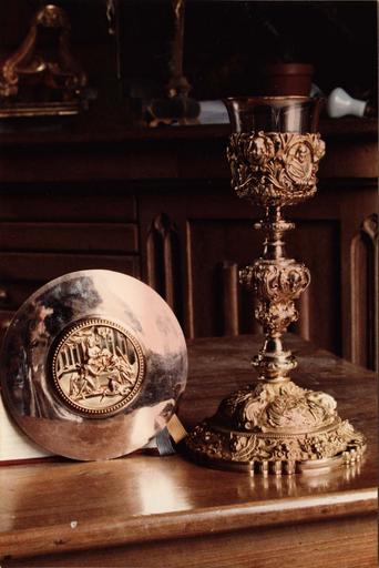 calice et patène avec au centre : Les Pélerins d'Emmanüs, argent doré repoussé, 1ère moitié 19e siècle - © Ministère de la Culture (France), Médiathèque du patrimoine et de la photographie (objets mobiliers), tous droits réservés