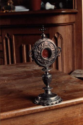 reliquaire-monstrance, armoiries de Besançon, argent repoussé, 17e siècle