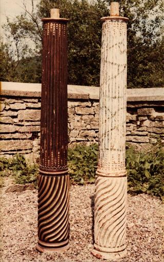 colonnes de retables déposées, en cours de restauration