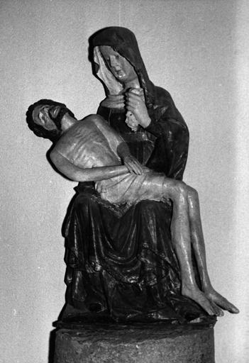 groupe sculpté : Vierge de Pitié, bois polychrome, 16e siècle, après restauration 1971 - © Ministère de la Culture (France), Médiathèque du patrimoine et de la photographie (objets mobiliers), tous droits réservés