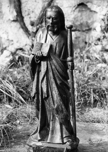 statuette : Apôtre, tenant baton et livre, bois polychrome, 16e siècle