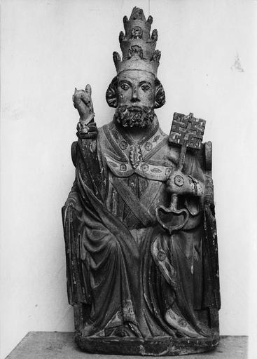 statue : Saint Pierre assis, bois polychrome, 16e siècle, avant restauration