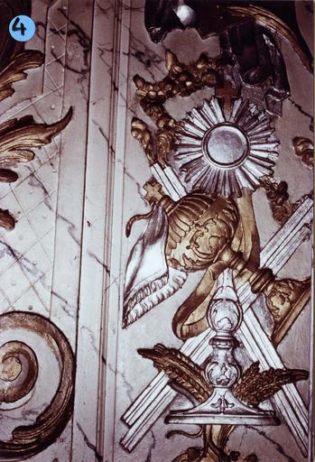 détail des éléments décoratifs du retable du maître-autel : calice et ostensoir entremêlés