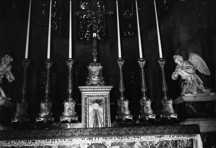 garniture du maître-autel : croix d'autel et six chandeliers, bronze doré, époque restauration