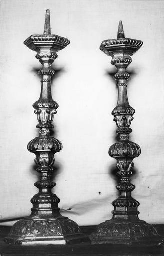 deux chandeliers, bois sculpté et doré, 17e siècle