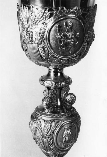 détail de la coupe et du noeud du calice