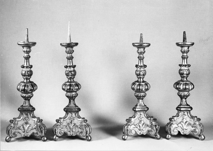 quatre chandeliers d'autel, bois sculpté et doré, 18e siècle