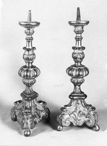 deux chandeliers d'autel, bois sculpté et doré, 18e siècle