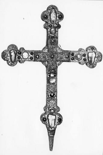 croix-reliquaire, cuivre et argent sur âme de bois, filigranes et cabochons, 14e siècle, avers - © Ministère de la Culture (France), Médiathèque du patrimoine et de la photographie (objets mobiliers), tous droits réservés