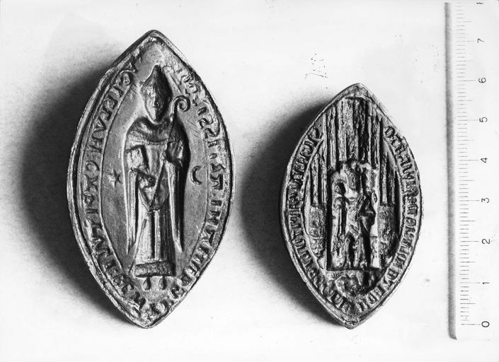 deux sceaux ecclésiastiques, cuivre doré, provenant des archives de l'archevêché - © Ministère de la Culture (France), Médiathèque du patrimoine et de la photographie (objets mobiliers), tous droits réservés