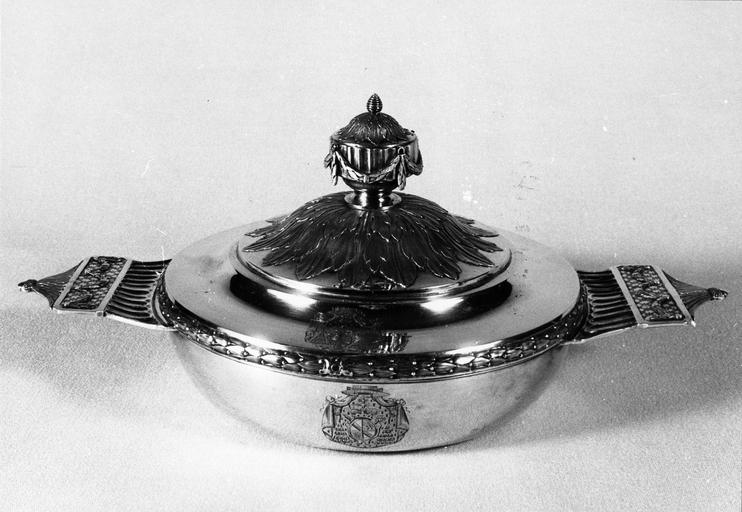 nécessaire de voyage de Monseigneur de Durfort : bouillon avec son couvercle, argent doré, fin 18e siècle