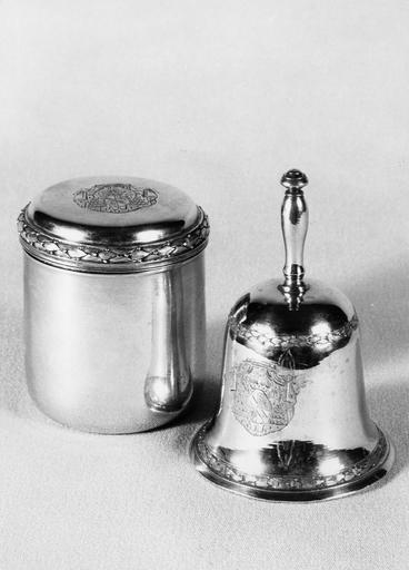 nécessaire de voyage de Monseigneur de Durfort : sonnette et pot, argent doré, fin 18e siècle, Alberti de Strasbourg