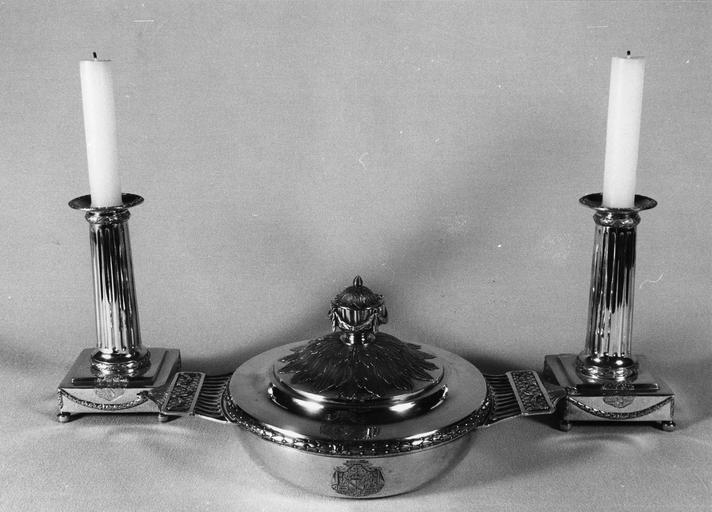 nécessaire de voyage de Monseigneur de Durfort : bouillon et deux bougeoirs, argent doré, fin 18e siècle, Alberti de Strasbourg