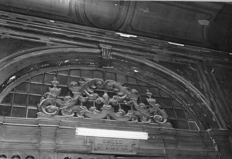 porte à claire-voie, bois sculpté, 19e siècle, détail de la partie haute, inscription Salle St Denis