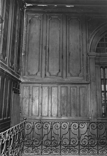 boiseries 19e siècle et grilles entourant l'autel du grand escalier, fer forgé, 18e siècle