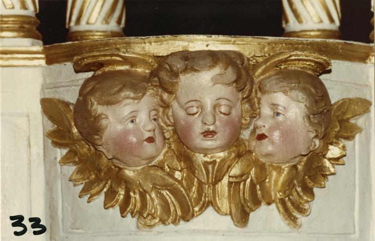 têtes d'anges, détail de l'autel, bois sculpté et peint, 18e siècle, en cours de restauration