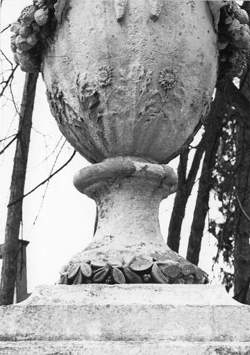 pied d'un vase décoratif monumental, pierre calcaire, 1781, par JB Boutry - © Ministère de la Culture (France), Médiathèque du patrimoine et de la photographie (objets mobiliers), tous droits réservés