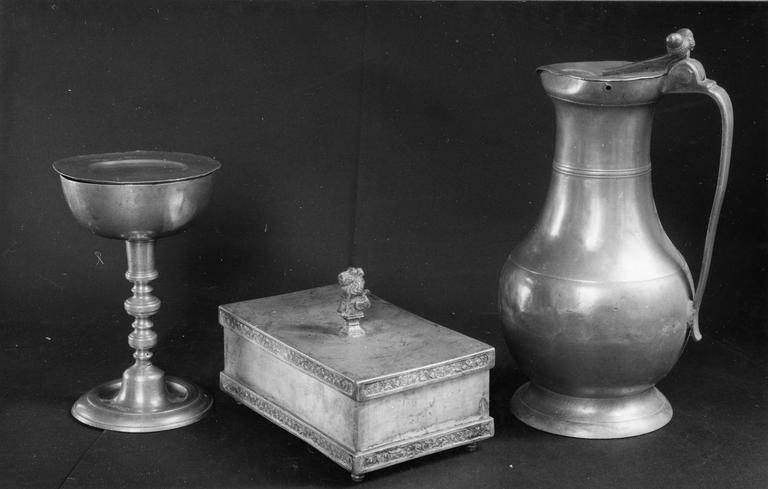 boîte pour le pain de la communion du culte protestant et deux pichets, 2e moitié 17e siècle