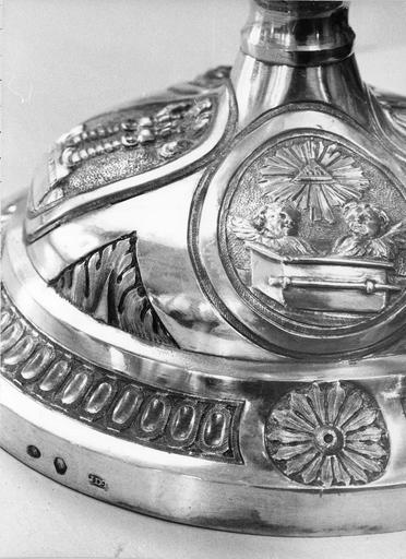 détail du pied d'un calice, poinçons, argent, 1818-1838