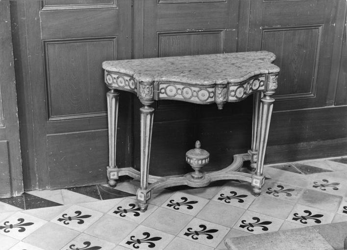 console Louis XVI, bois sculpté et doré, dessus marbre jaune ou crédence