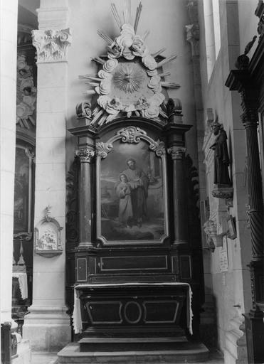 Autel et retable latéral droit, tableau : Saint Joseph et l'Enfant Jésus