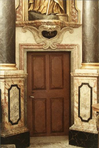 porte sous la statue de saint Grat