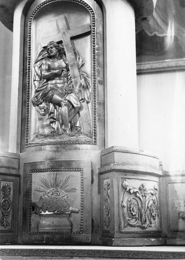 détail du tabernacle avec le Christ et la croix