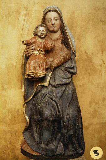 Vierge à l'Enfant du groupe sculpté de L'Adoration des mages, bois polychrome, 16e siècle, en cours de restauration