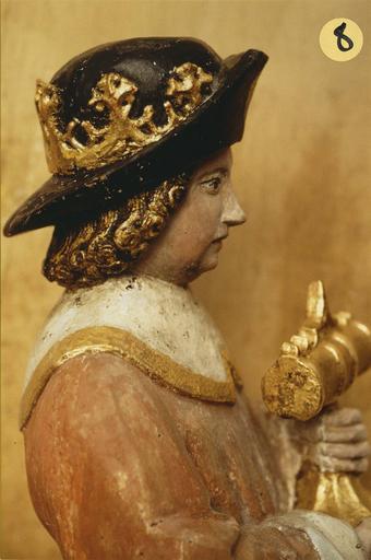 statuette : roi mage du groupe de L'Adoration des mages, bois polychrome, 16e siècle, en cours de restauration